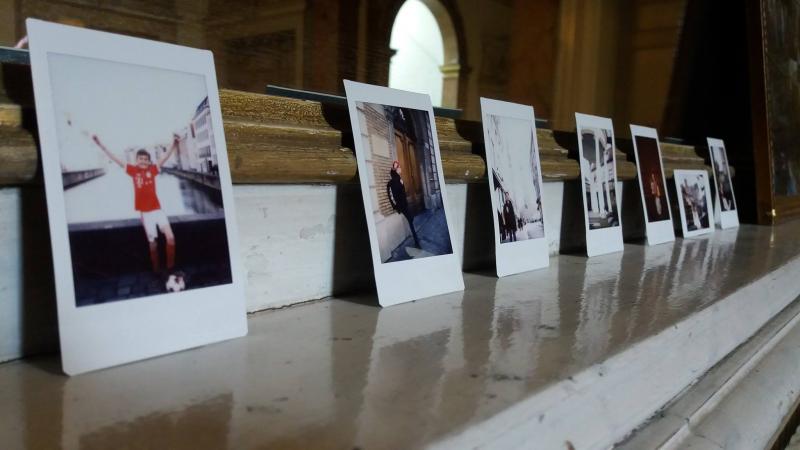 Polaroids op een schouw, met kinderen in beeld
