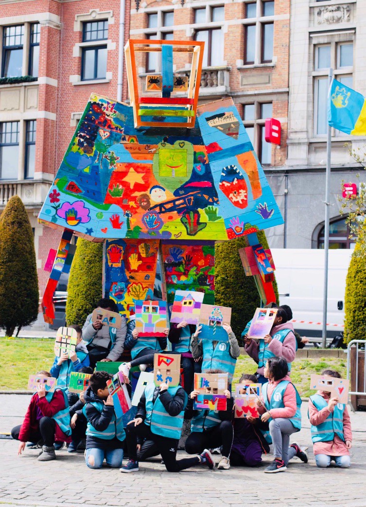 Kinderen met torenhoge kartonnen installatie in honderden kleuren