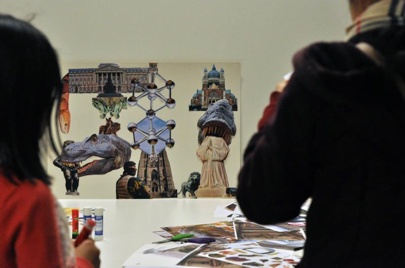 Collage avec l'atomium, une cathédrale et un dinosaure