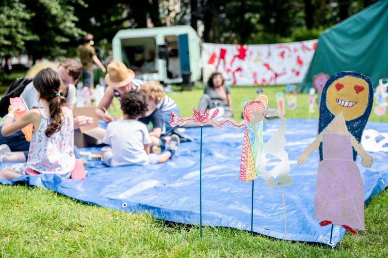 zelfgemaakte poppen in het park