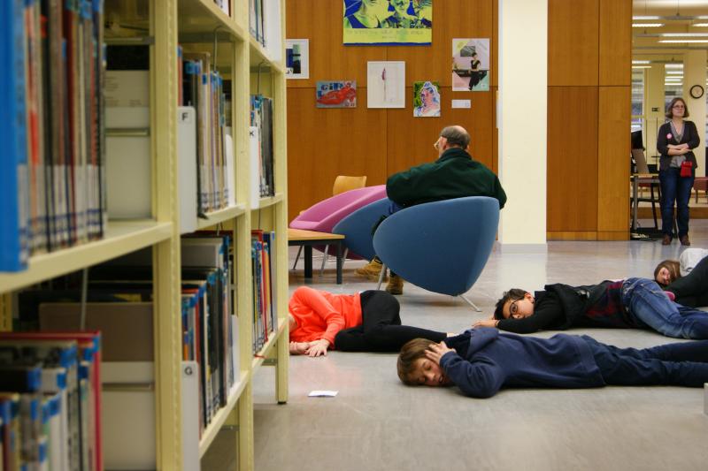 Kinderen liggen op de grond in de bibliotheek