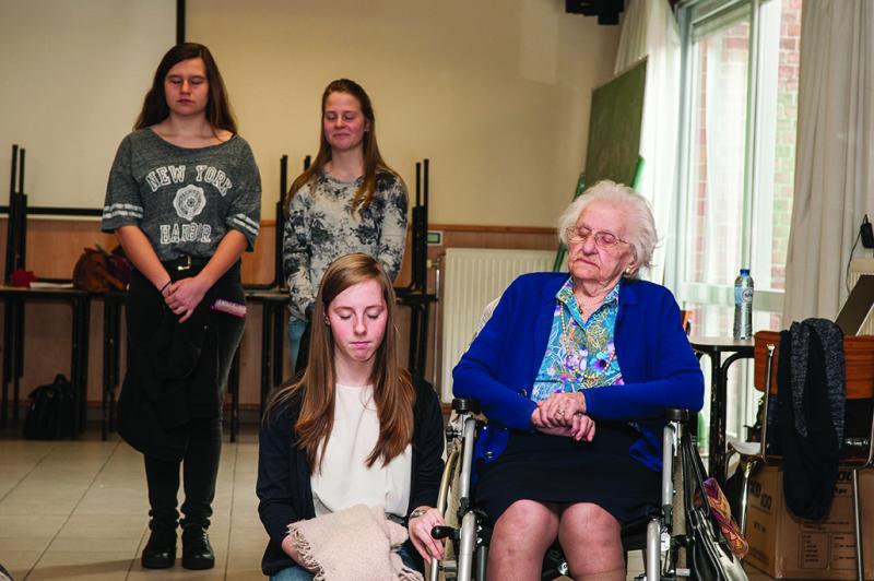 Trois jeunes et une femme plus agée 