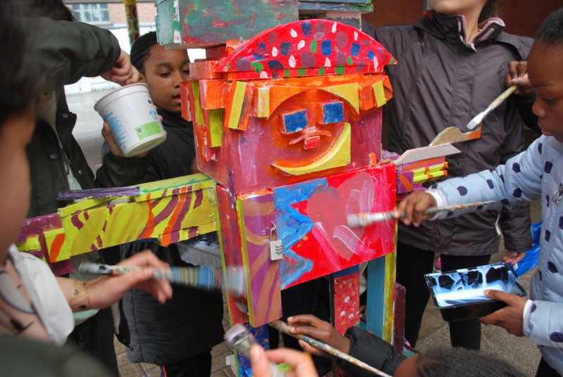 Kinderen maken kleurrijke brievenbus in de vorm van een mannetje