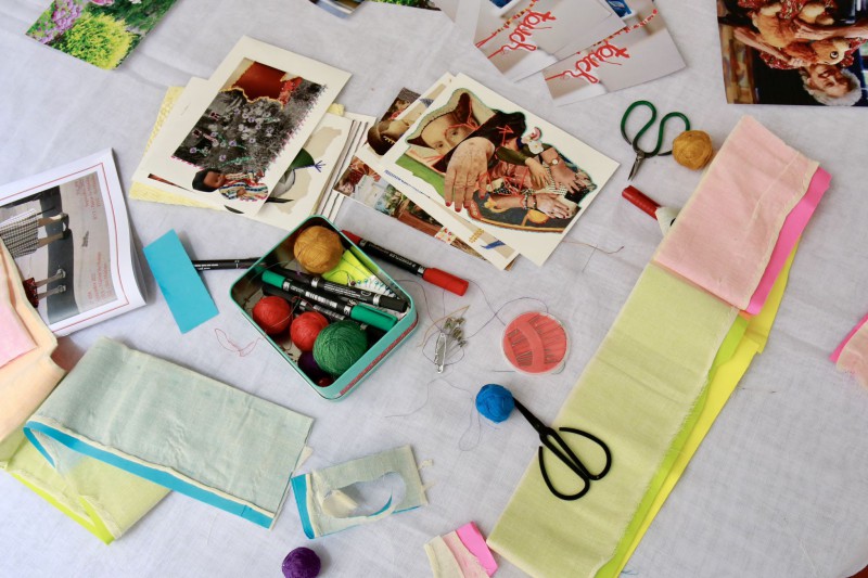 tafel met verschillende naaimaterialen en papieren