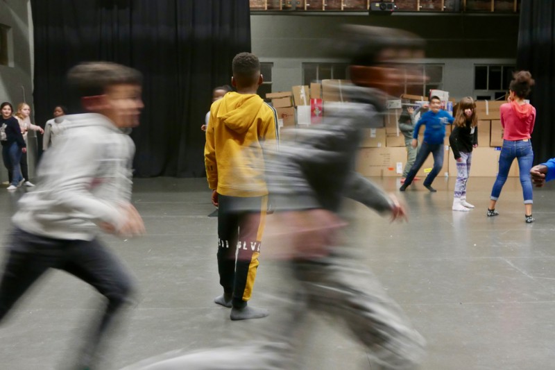 Kinderen rennen door elkaar in de ruimte