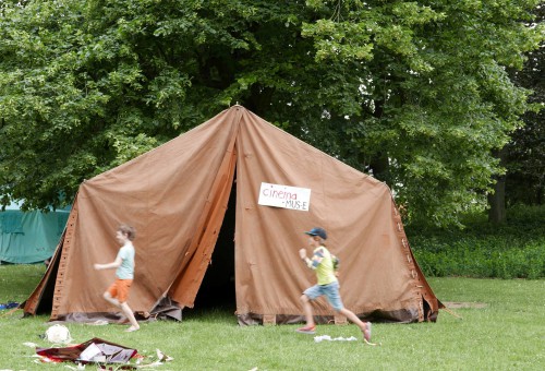 Deux petits garçons devant une tente